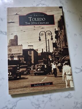 Arcadia Toledo The 20th Century Coffee Table Book -  128 Pages Paperback